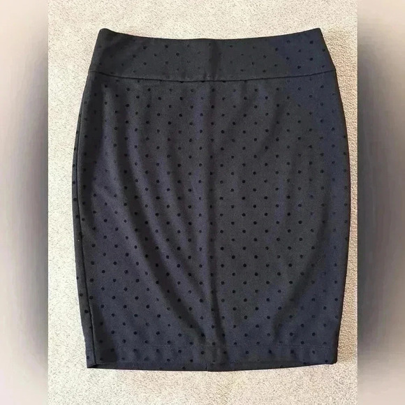 ❤️ Maurices Black Polka-dot Knit Skirt Size  Medium - Picture 3 of 6